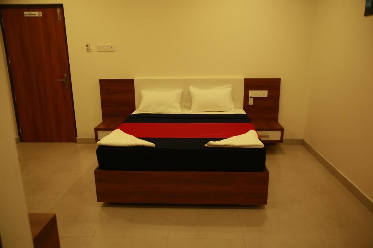 Dreams Residency Manjeri Bagian luar foto